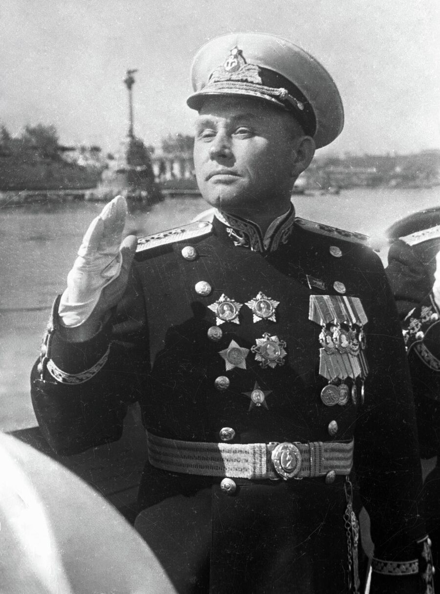 Адмирал Филипп Октябрьский на катере во время празднования Дня Военно-Морского Флота.