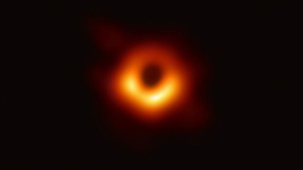 Изображение черной дыры M87*, полученное EHT