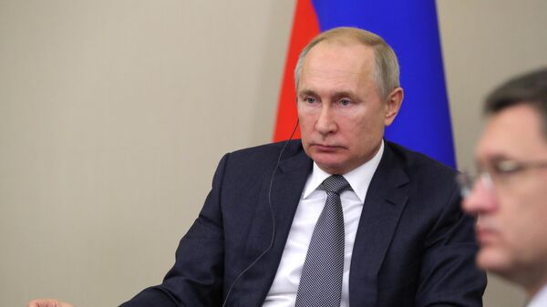 Президент РФ Владимир Путин принимает участие в режиме телемоста в церемонии начала поставок российского газа в КНР по восточному маршруту
