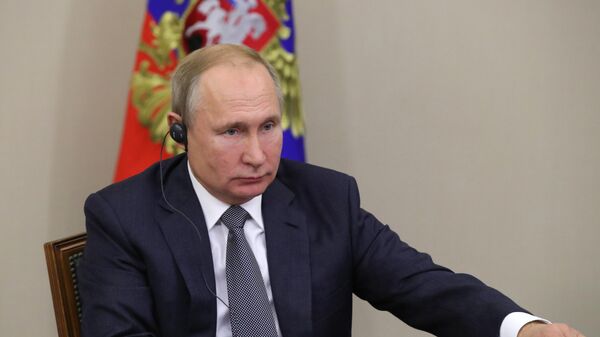 Президент РФ Владимир Путин принимает участие в режиме телемоста в церемонии начала поставок российского газа в КНР по восточному маршруту
