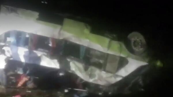 Стоп-кадр видео ДТП в Чили с участием от автобуса, упавшего в овраг