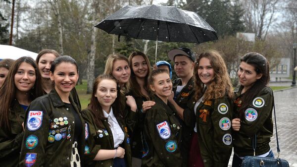 Участники акции Георгиевская ленточка, посвященной годовщине Победы в Великой Отечественной войне