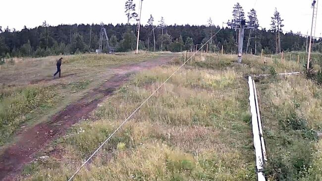 Опубликовано видео с предполагаемым убийцей двух девушек на Урале
