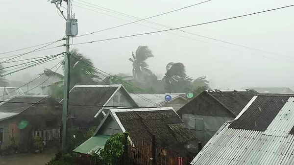 Действие тайфуна в городе Гамай провинции Северный Самар на Филиппинах