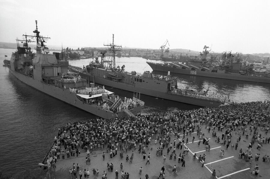 Военные корабли ВМФ США — ракетный крейсер Томас С. Гейтс и фрегат Кауфман — прибыли на главную базу Черноморского флота ВМФ СССР.