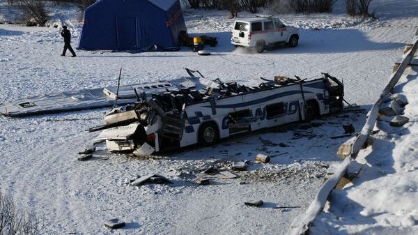 Пассажирский автобус, упавший с моста в Забайкальском крае