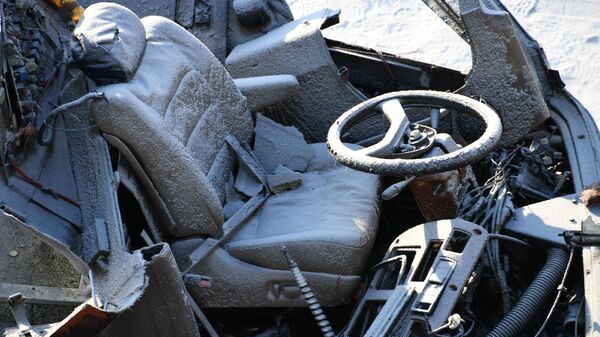 Водительское кресло в пассажирском автобусе, упавшем с моста в Забайкальском крае