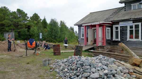 Волонтеры помогают ремонтировать здание вокзала