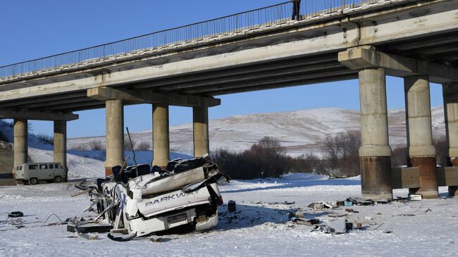 Пассажирский автобус, упавший с моста в Забайкальском крае