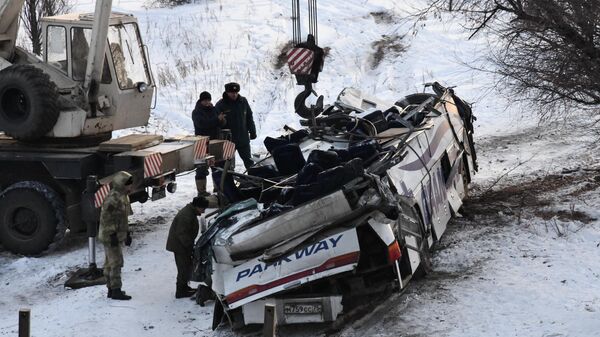 Эвакуация пассажирского автобуса, упавшего с моста в Забайкальском крае