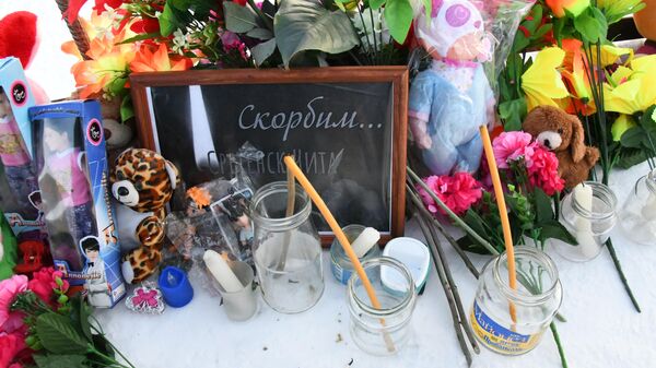 Цветы, игрушки и свечи на мосту через реку Куенга в Забайкальском крае, с которого упал пассажирский автобус