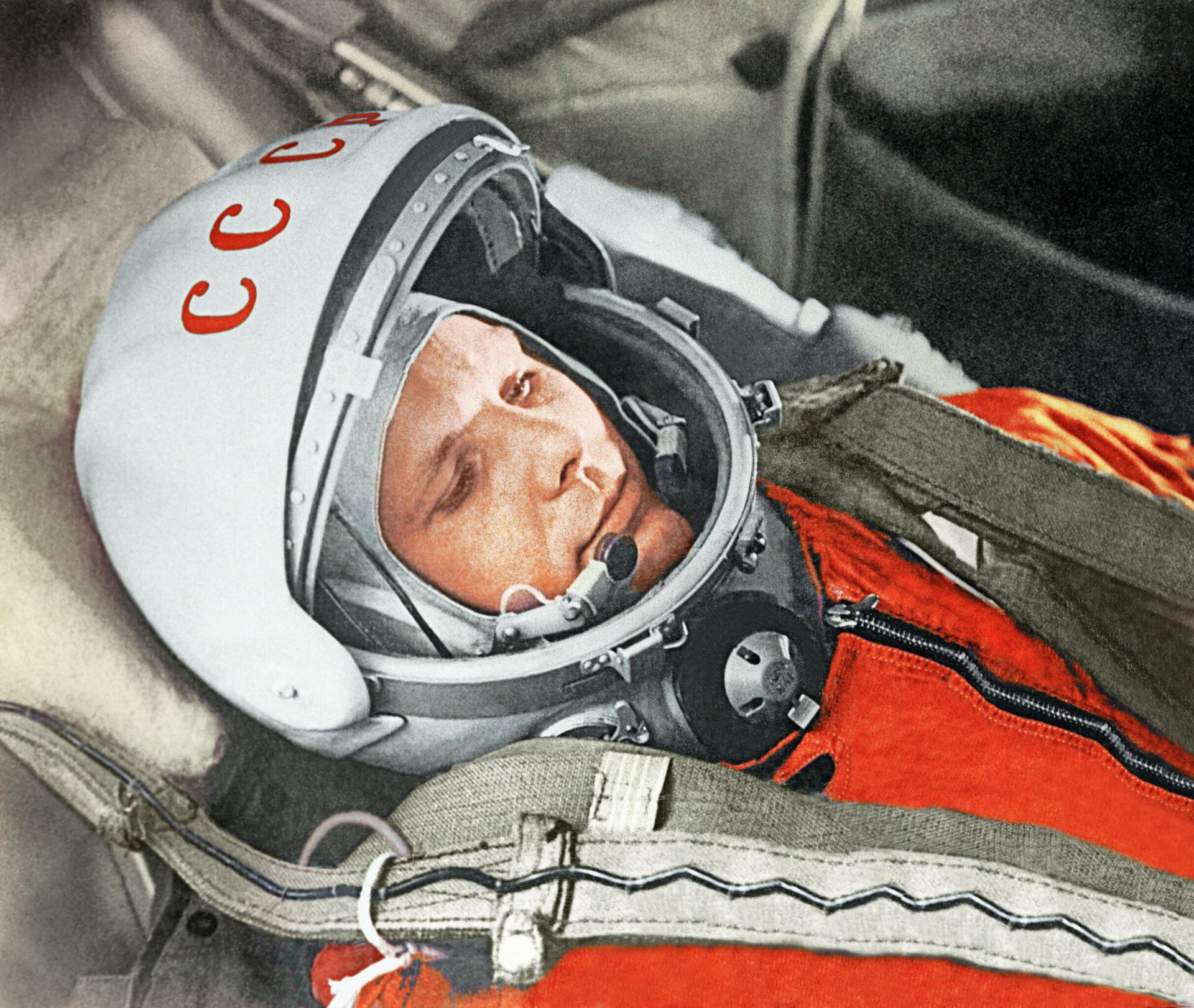 Юрий Гагарин в кабине космического корабля “Восток” во время первого в мире орбитального космического полета 12 апреля 1961 года - РИА Новости, 1920, 04.03.2022