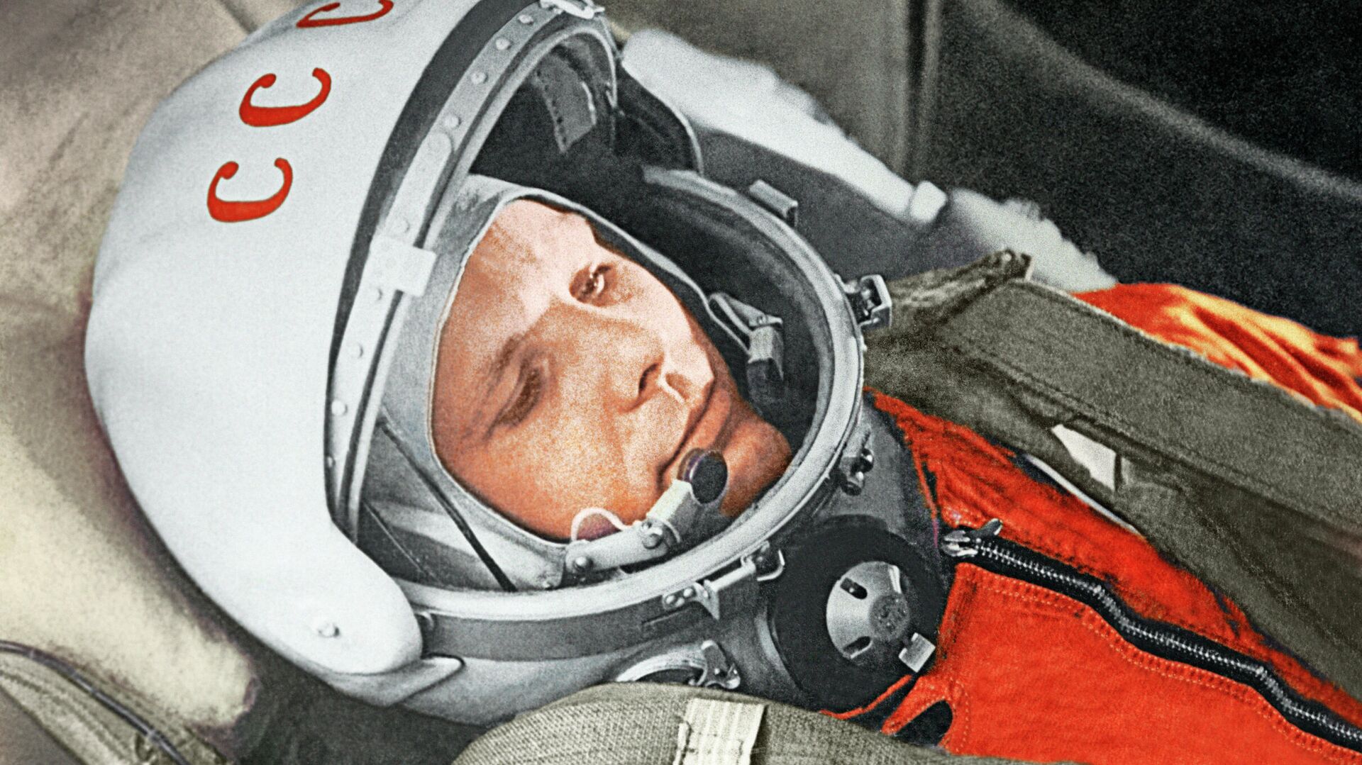 Юрий Гагарин в кабине космического корабля “Восток” во время первого в мире орбитального космического полета 12 апреля 1961 года - РИА Новости, 1920, 17.09.2020