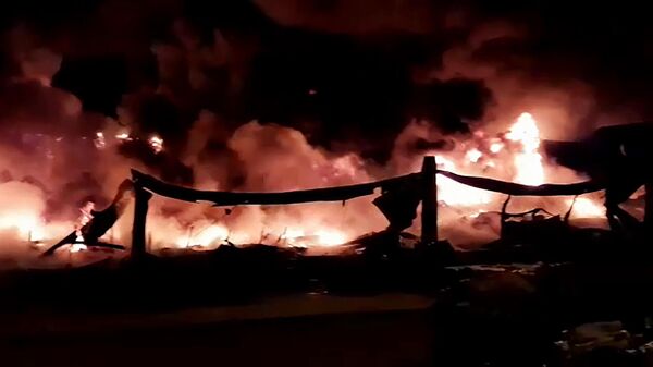 Пожар в ангаре в Санкт-Петербурге. Стоп-кадр с видео, предоставленного МЧС