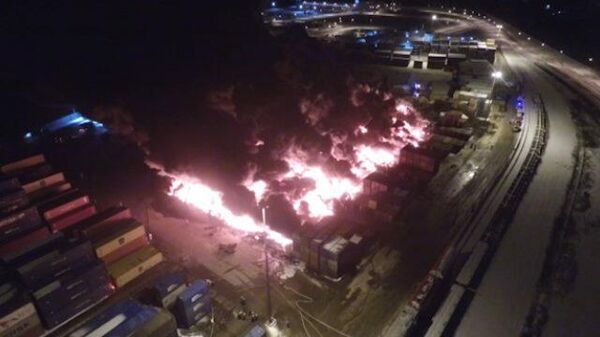 Пожар в ангаре Санкт-Петербурга: кадры с места ЧП