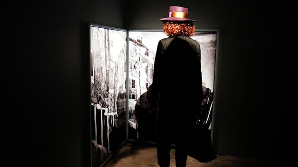 Посетительница выставки работ фотографа Арсена Ревазова Невидимый свет в Третьяковской галерее