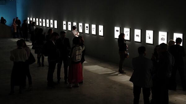 Посетители выставки работ фотографа Арсена Ревазова Невидимый свет в Третьяковской галерее