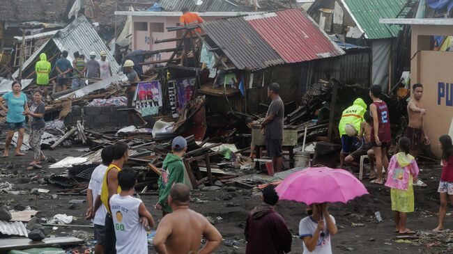 Ликвидация последствий прохождения тайфуна Тисой в городе Легаспи на Филиппинах. 3 декабря 2019