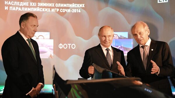 Президент РФ Владимир Путин во время посещения интерактивного информационно-образовательного центра OVAL  в Российском международном олимпийском университете. 3 декабря 2019
