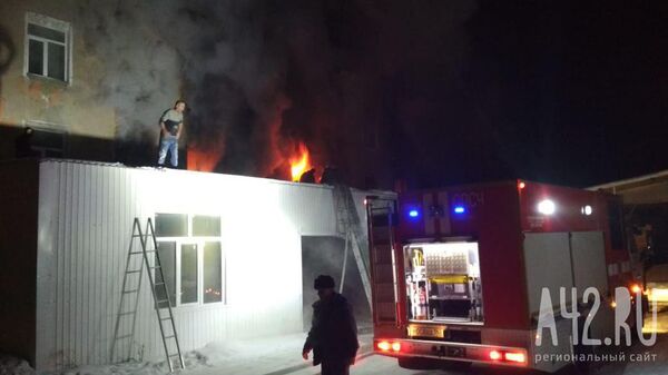 Пожар в мебельном цехе в Кемерово