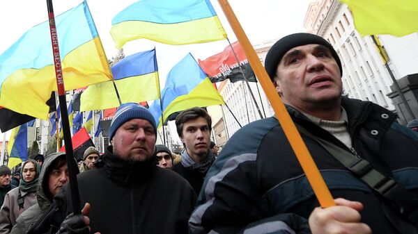 Активисты украинской националистической партии Правый сектор (запрещено в РФ) возле офиса президента Украины в Киеве, перед ключевым саммитом 9 декабря в Париже. 1 декабря 2019 года 