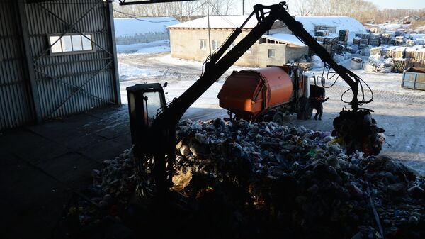 Выгрузка твердых бытовых отходов для последующей сортировки и отправки на переработку