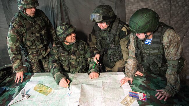 Взаимодействие российских, белорусских и сербских военнослужащих во время совместных тактических учений на полигоне Посулянски Левады в Сербии 