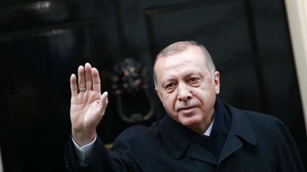 Президент Турции Реджеп Тайип Эрдоган у резиденции на Даунинг-стрит во время саммита НАТО в Лондоне