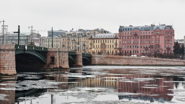 Вид на Биржевой мост и Петроградскую сторону