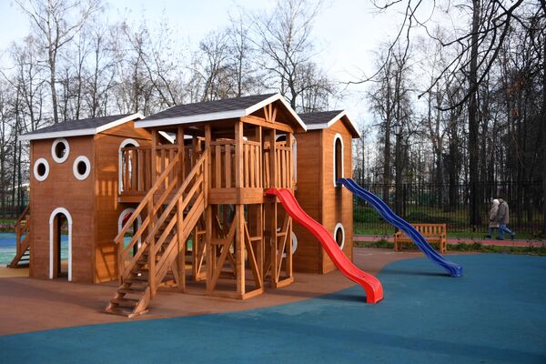 Детская игровая площадка на территории Черкизовского парка в Москве