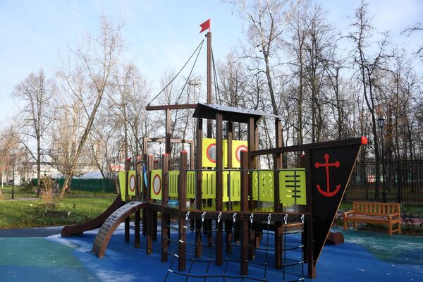 Игровая площадка на территории Детского Черкизовского парка в Москве