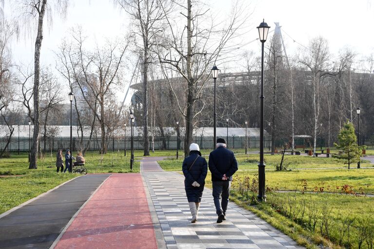 Отдыхающие на территории Детского Черкизовского парка в Москве