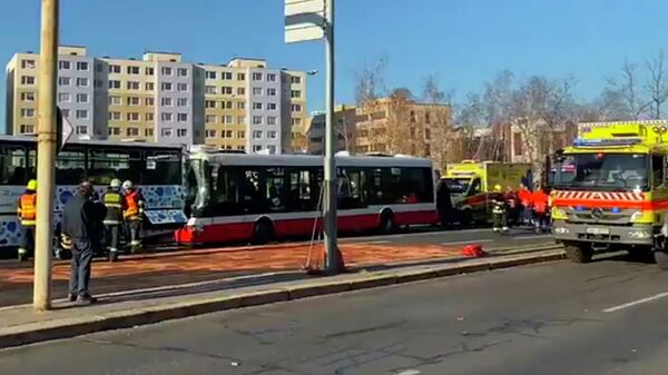 Место столкновения двух автобусов в Праге