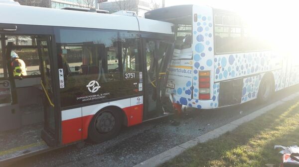 Место столкновения двух автобусов в Праге