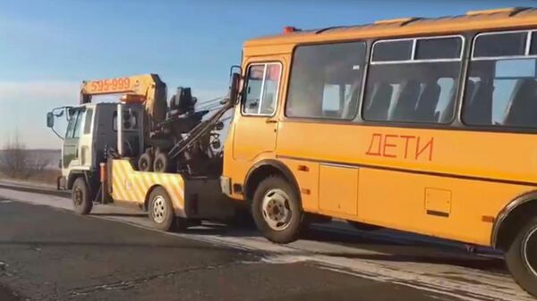 Эвакуация школьного автобуса, у водителя которого были выявлены признаки опьянения. Стоп-кадр видео