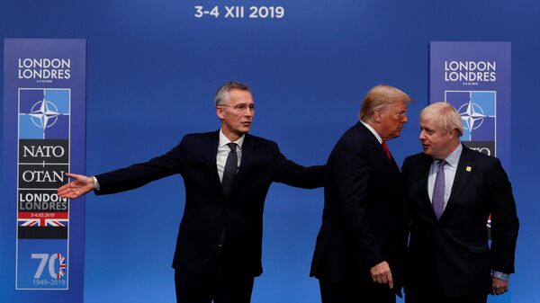 Генеральный секретарь НАТО Йенс Столтенберг и премьер-министр Великобритании Борис Джонсон приветствуют президента США Дональда Трампа по прибытии на саммит НАТО. 4 декабря 2019 