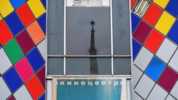 Отражение в окне киноцентра Соловей на Красной Пресне в Москве. 2 декабря киноцентр закрылся, здание начали сносить