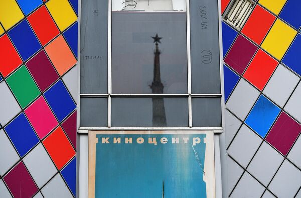 Отражение в окне киноцентра Соловей на Красной Пресне в Москве. 2 декабря киноцентр закрылся, здание начали сносить