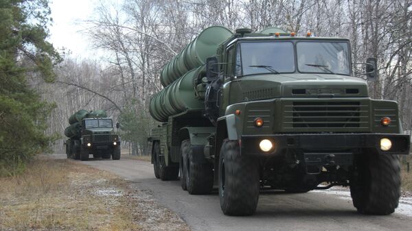 Зенитно-ракетный дивизион С-300ПМ2 на марше