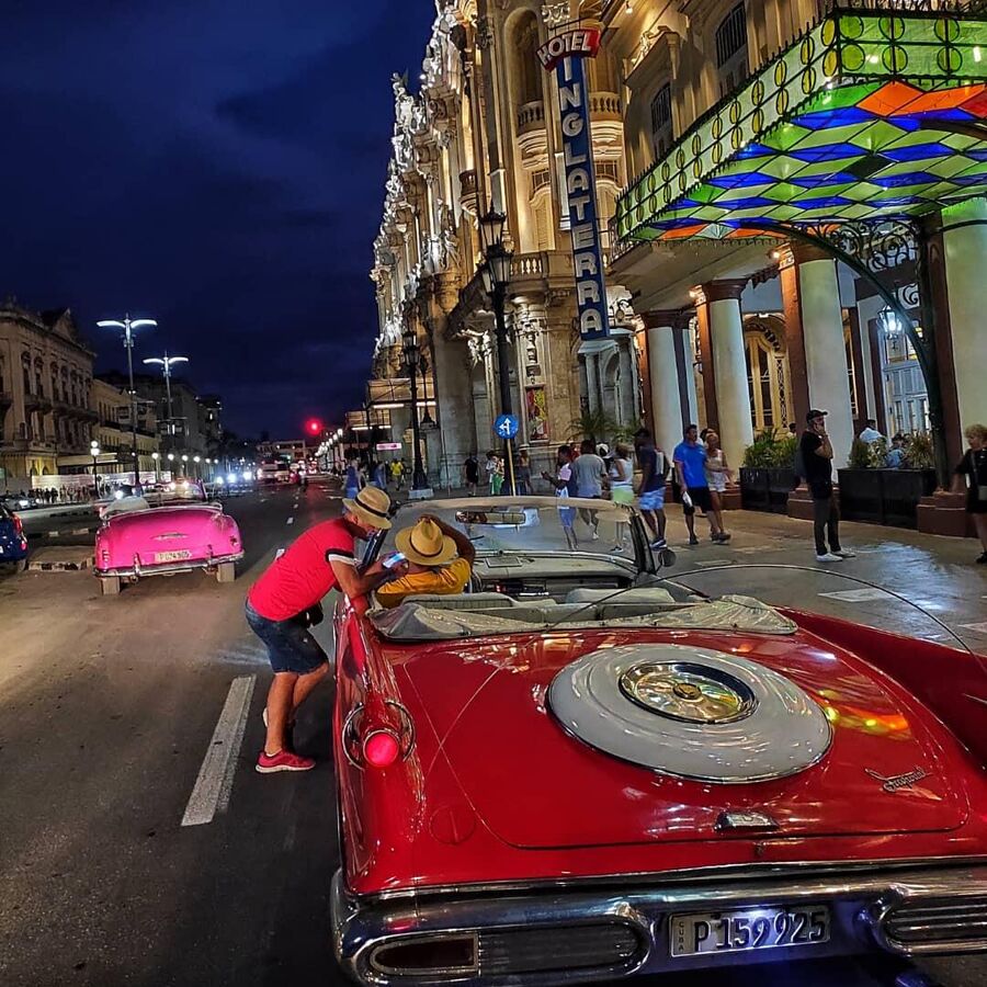 По столице Кубы в старинном кабриолете