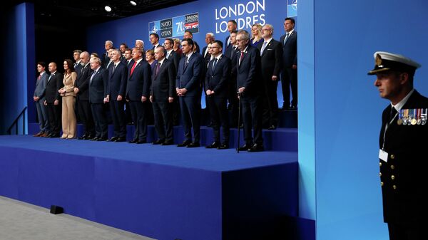 Церемония фотографирования лидеров стран альянса НАТО в Лондоне 
