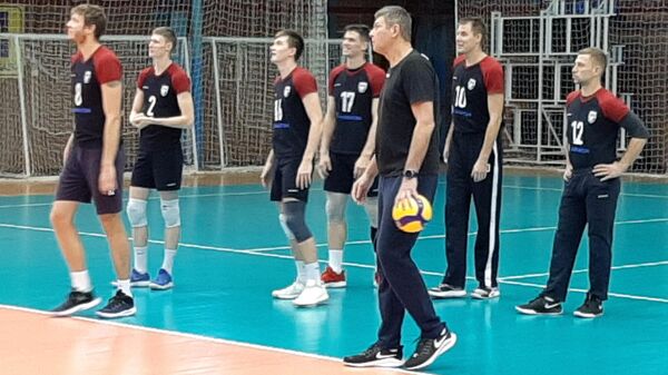 Волейболисты и новый главный тренер Новы Юрий Филиппов