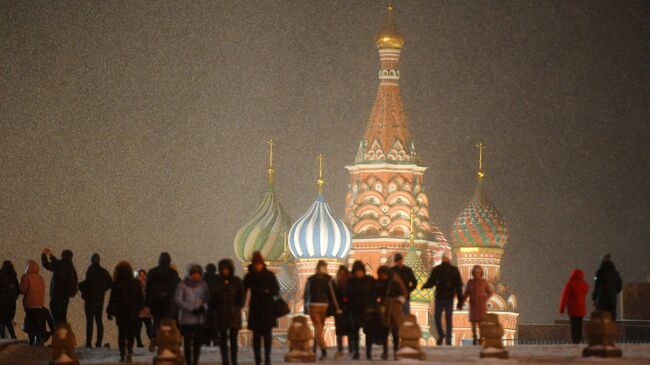 Прохожие во время снегопада в Москве