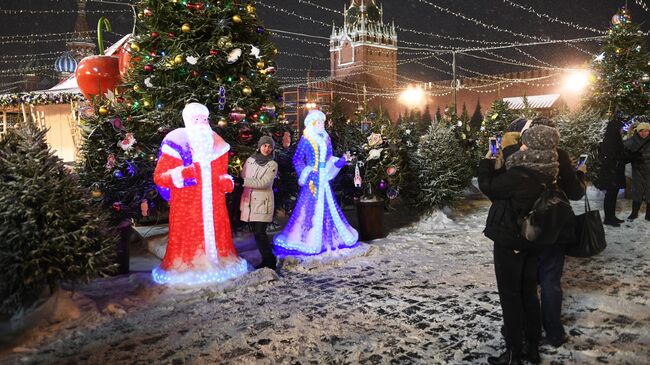 Прохожие на Красной площади в Москве