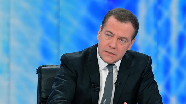 Председатель правительства РФ Дмитрий Медведев во время интервью журналистам российских телеканалов