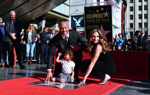 Дуэйн Джонсон с женой Лорен Хашиан и дочерью на  позируют Аллее славы В Голливуде