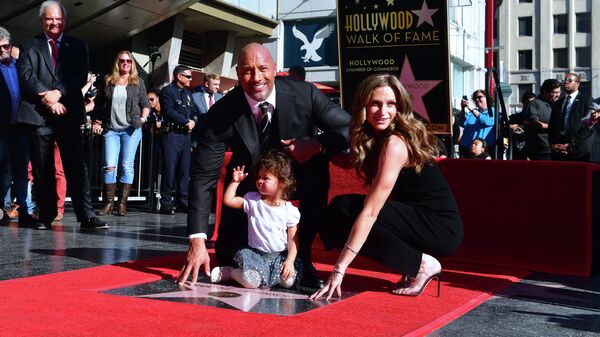 Дуэйн Джонсон с женой Лорен Хашиан и дочерью на  позируют Аллее славы В Голливуде