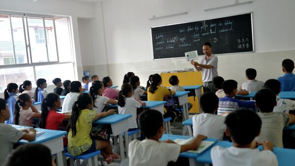 Дети во время урока в одной из школ Китая