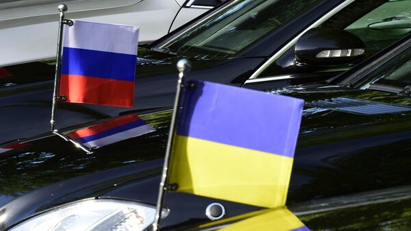 Флаги России и Украины на автомобилях