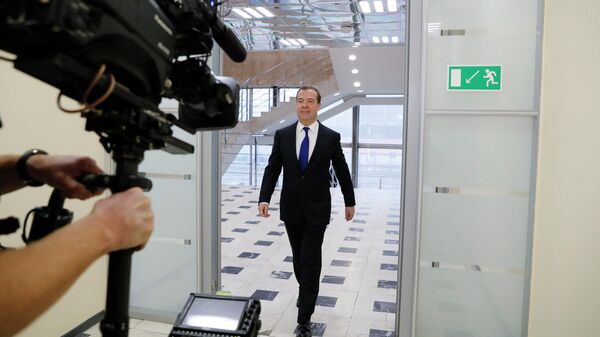 Председатель правительства РФ Дмитрий Медведев перед началом интервью российским телеканалам